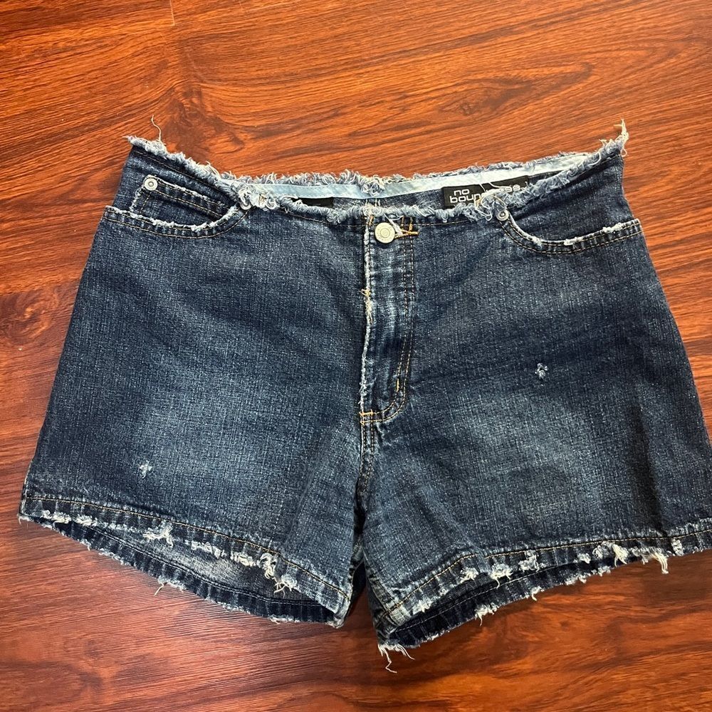 No boundaries distressed cut off denim shorts. Size 9.